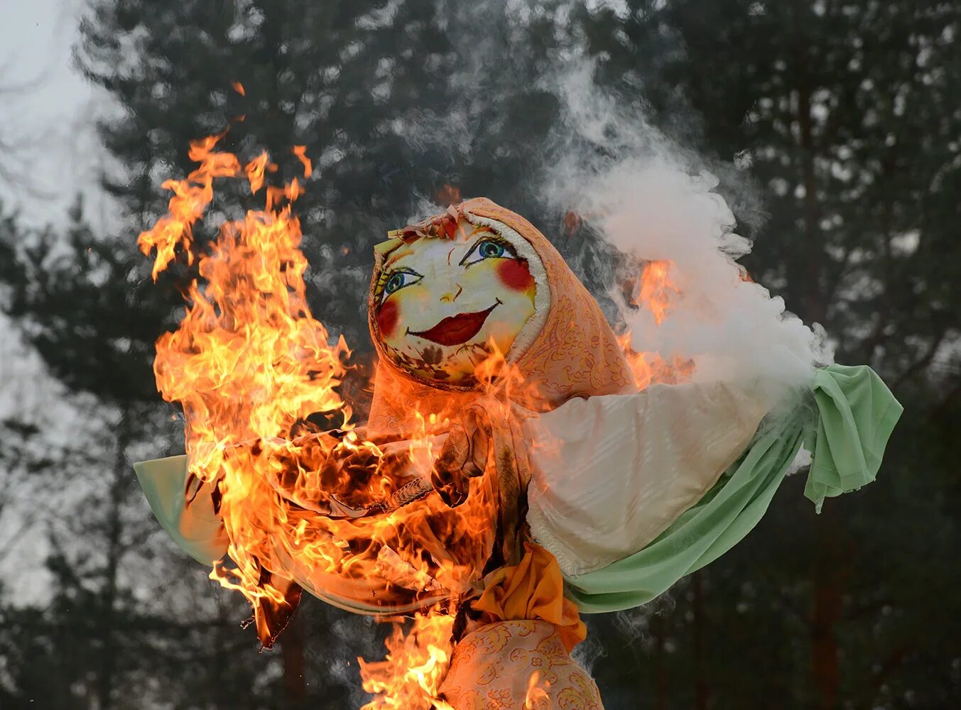 Сжигание масленичного чучела. Сожжение чучела. Сжигание Масленицы. Сжигание чучела. Чучело на Масленицу.