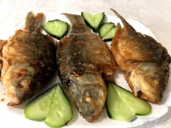 Жареная рыба карась. Рецепт жареных карасей с фото. Рецепт жареных карасей с фото. Карась для жарки. Карась для жарки.