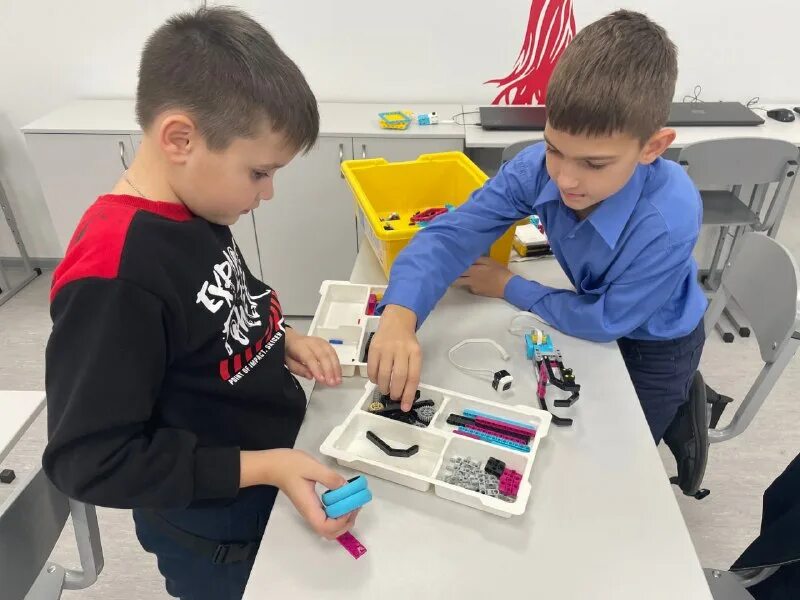 Точка роста программы робототехника. Стол для робототехники точка роста. Кружок робототехника точка роста. Робототехника. Кружок по робототехнике название.