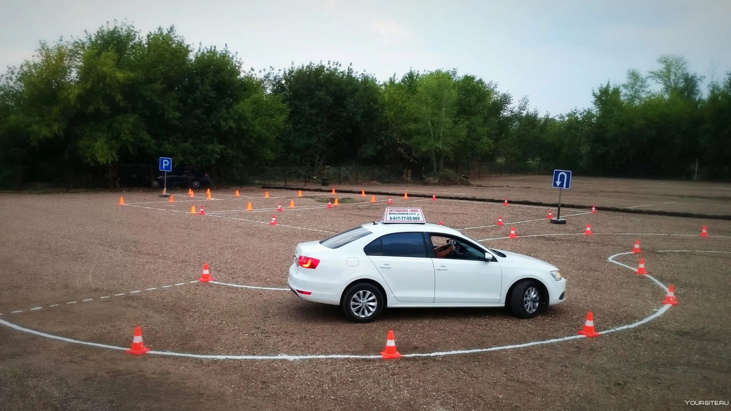 Учебная площадка для вождения. Автошкола учебный автомобиль. Автодром инструктор. Автош. Машина автошкола.