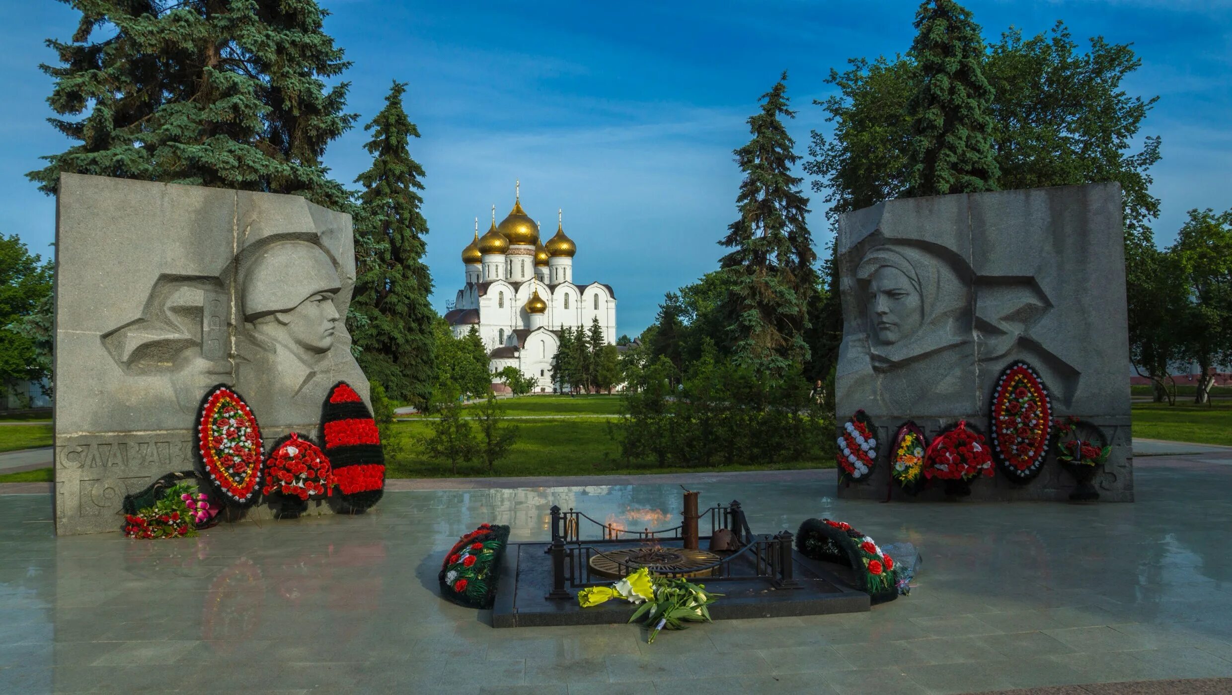 Памятники обелиски великой отечественной. Мемориал вечный огонь Ярославль. Мемориал ВОВ монумент Ярославль. Город герой Ярославль памятники Великой Отечественной войны. Мемориал Победы в Ярославле.