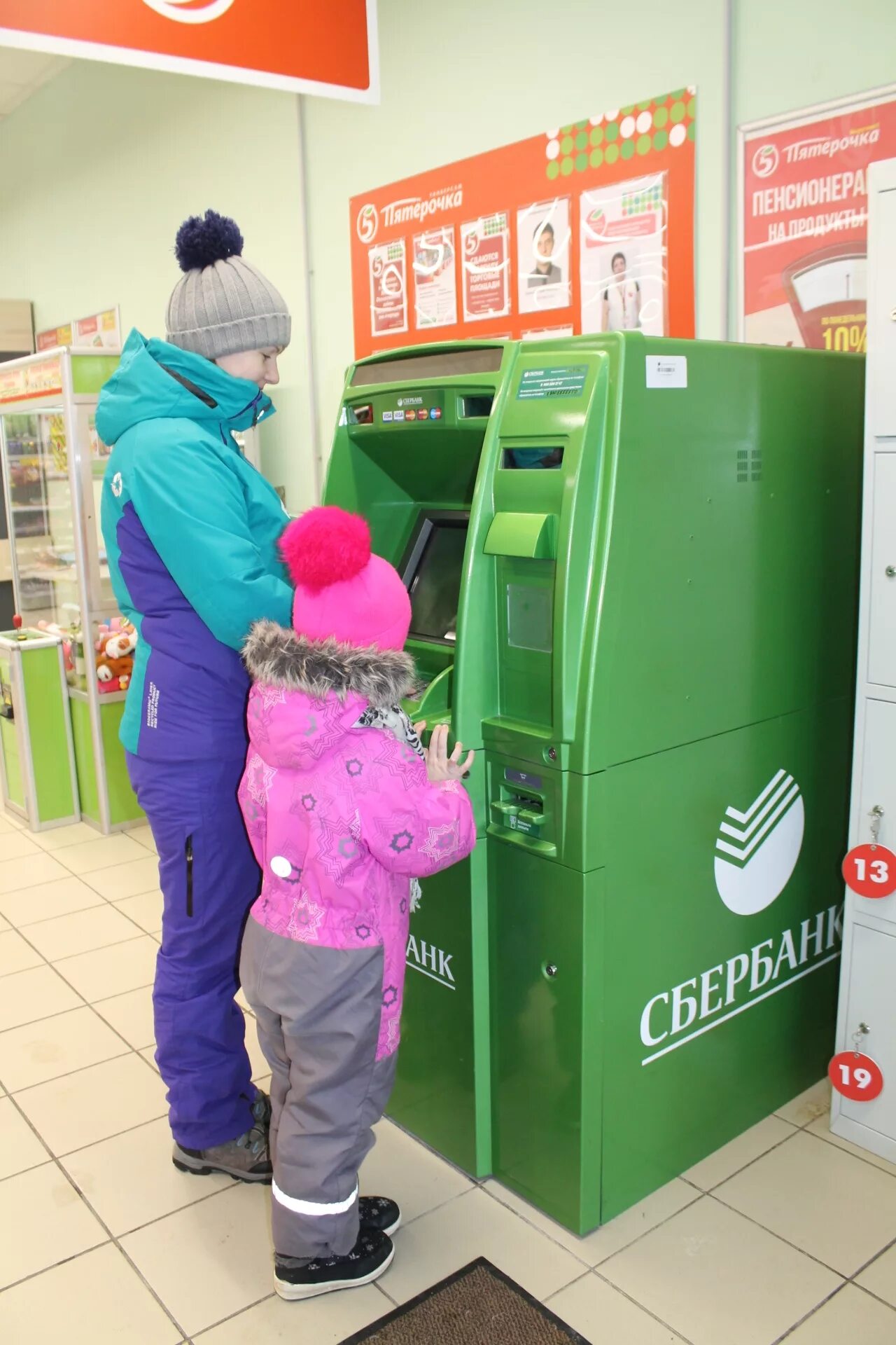 Банкоматы михайловск. Банкомат в магазине. Банкомат в Пятерочке. Банкоматы в ТЦ. Терминал Пятерочка.