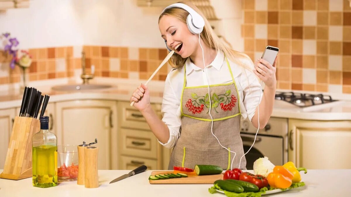 Заводная домохозяйка веселиться на кухне