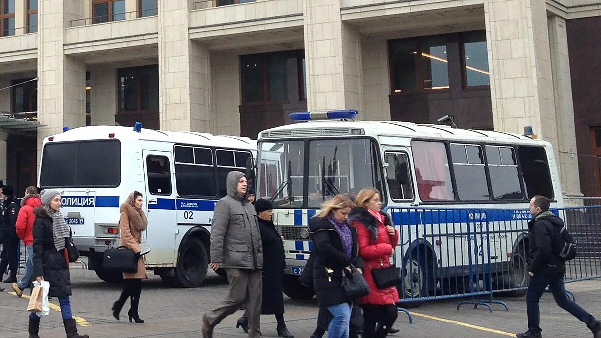 Усиление в москве сегодня. Автозаки на Манежной площади. Автозаки в Москве. Автозаки на красной площади. Автозак митинг.