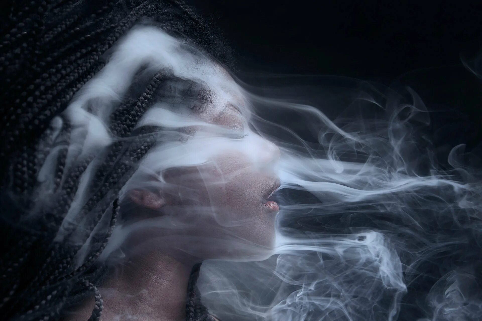 Музыка дымок окутал. Дым. Девушка из дыма. Девушка в дыму. Человек растворяется.