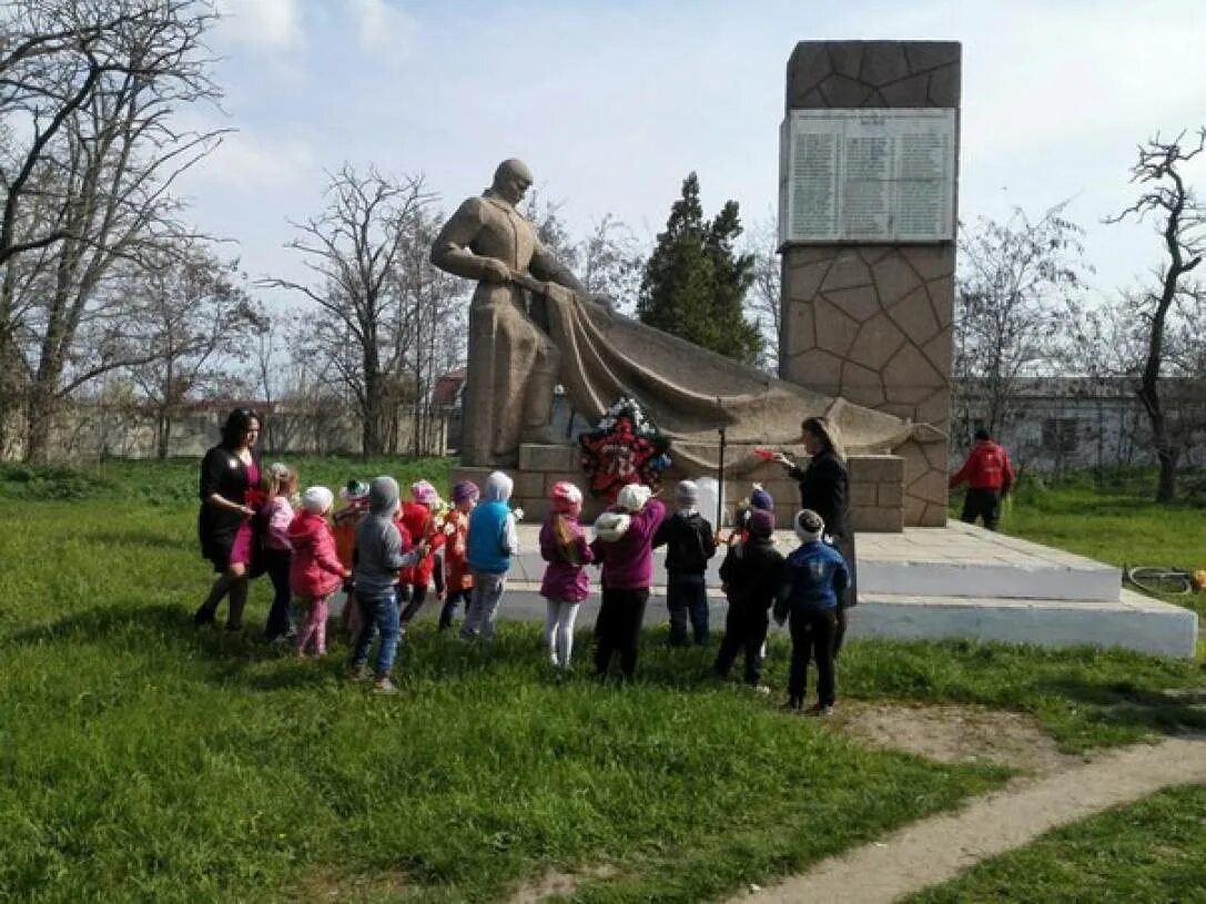 Погода во владиславовке. Село Владиславовка Кировский район Республика Крым. Сило владиславвовввка нижвнегворскивй район. Владиславовка памятник. Церковь Владиславовка Кировский район.