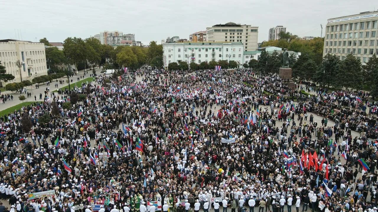 Дагестан выступления. Люди на площади. митинг в махачкале. дагестан люди. 500 тысяч людей на фото.