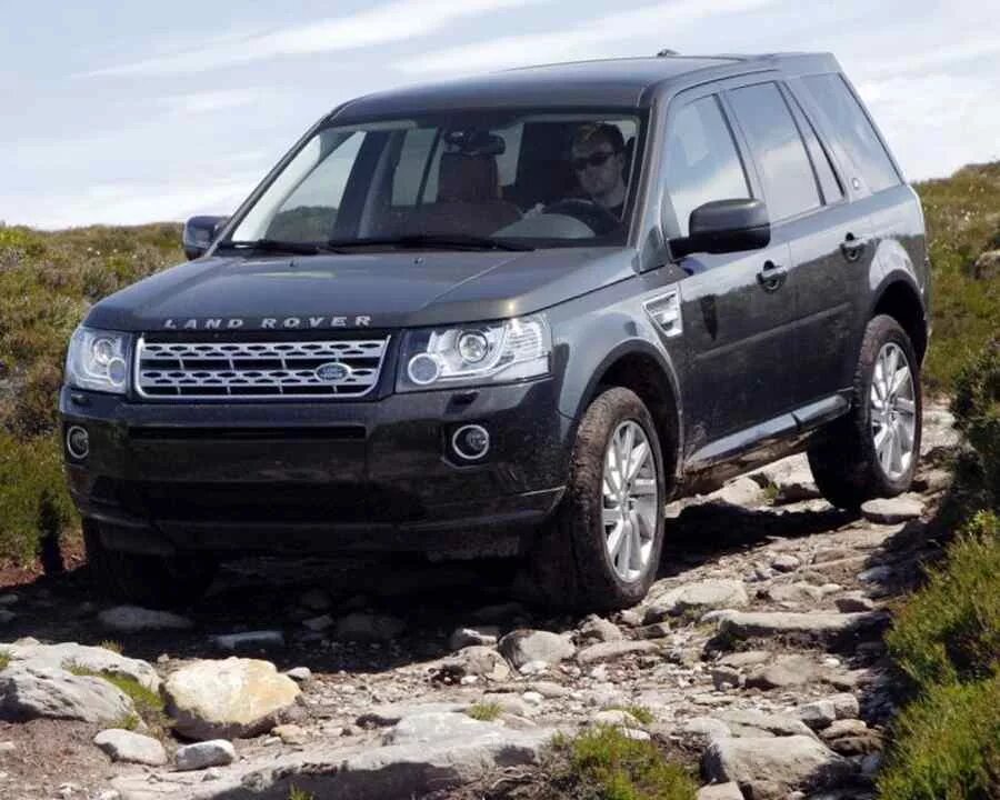 Стоит ленд. Freelander 2 2013. фрилендер 2013. ленд ровер 2013. мицубиси ленд ровер.