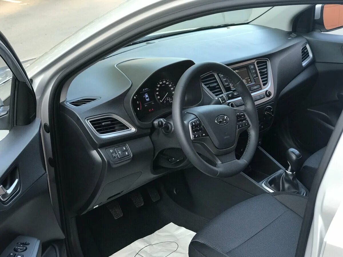 Хендай солярис 2 рестайлинг салон. Хендай солярис 2019 максимальная комплектация. Hyundai solaris active комплектация. Солярис 2018 комфорт плюс. Хендай солярис актив плюс 2022.