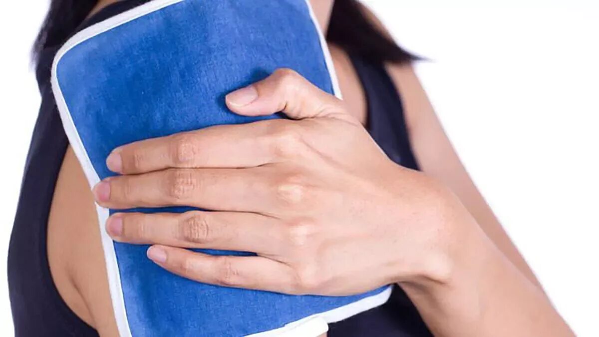Тепловые процедуры при ушибе мягких тканей. Охлаждающая повязка на место ушиба. компрессы при ушибе мягких тканей. холодный компресс при ушибе.