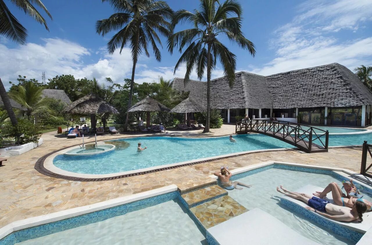 Bay beach resort 5. Uroa Bay Beach Resort. Uroa Занзибар. Отель Zanzibar Bay Занзибар. Уроа Бей Бич Резорт Занзибар.