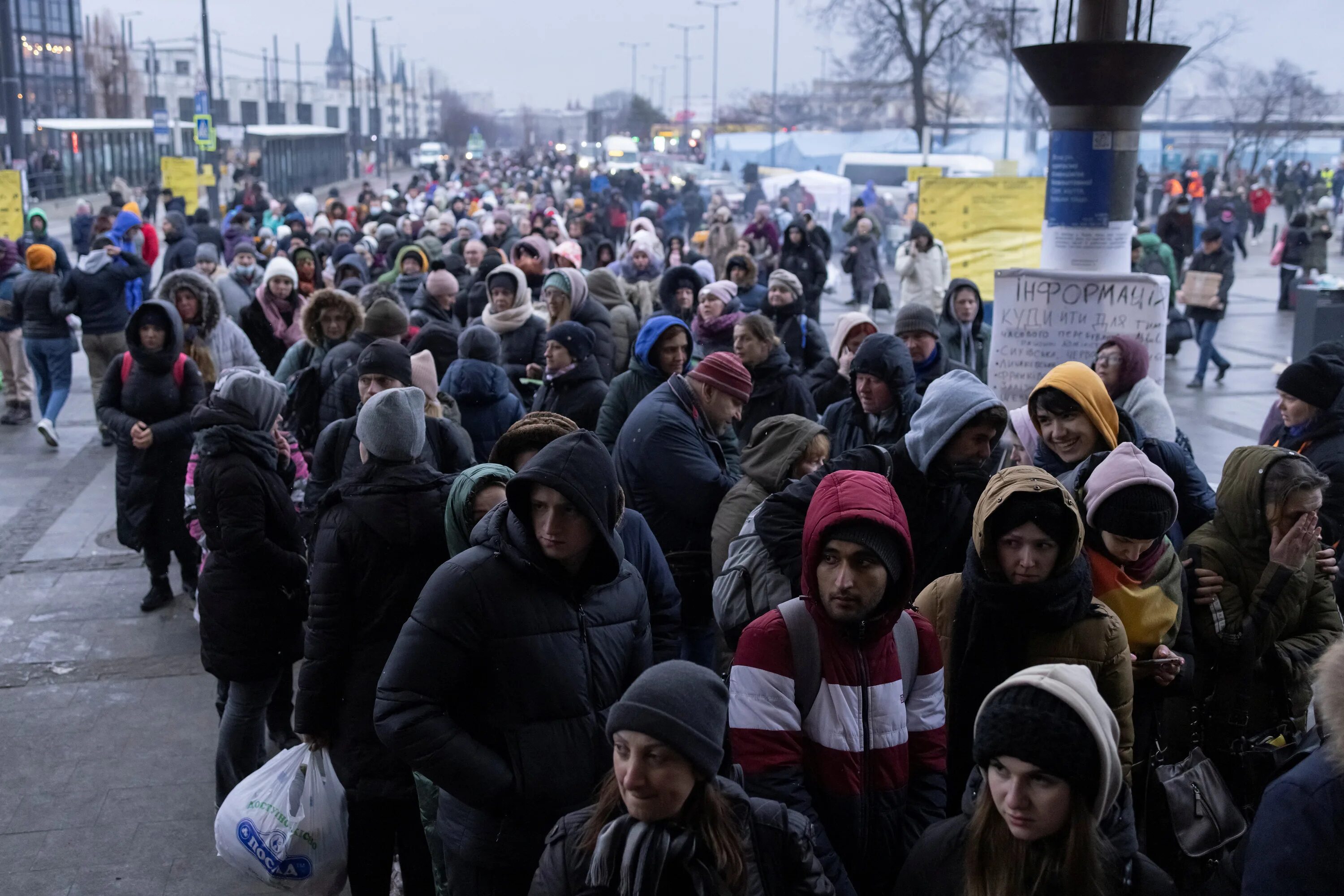 Мариуполь беженцы. Беженцы в Польше. Беженцы из Украины в Европе 2023 митинг.