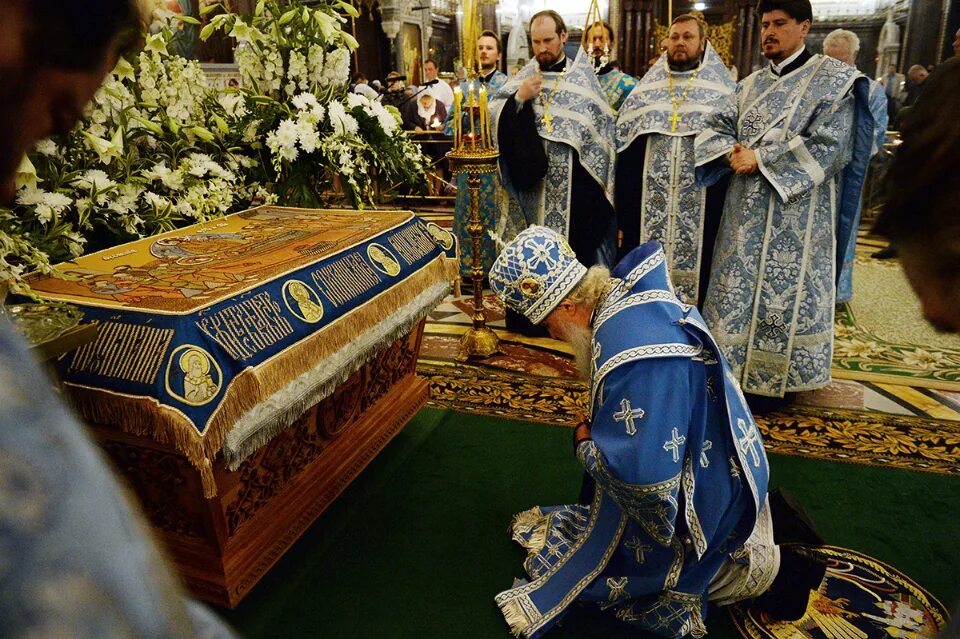 Храм христа спасителя успение пресвятой богородицы. Успение пресвятой богородицы плащаница. вынос плащаницы богородицы на успение. утреня чин погребения пресвятой богородицы. успение пресвятой богородицы храм христа спасителя.