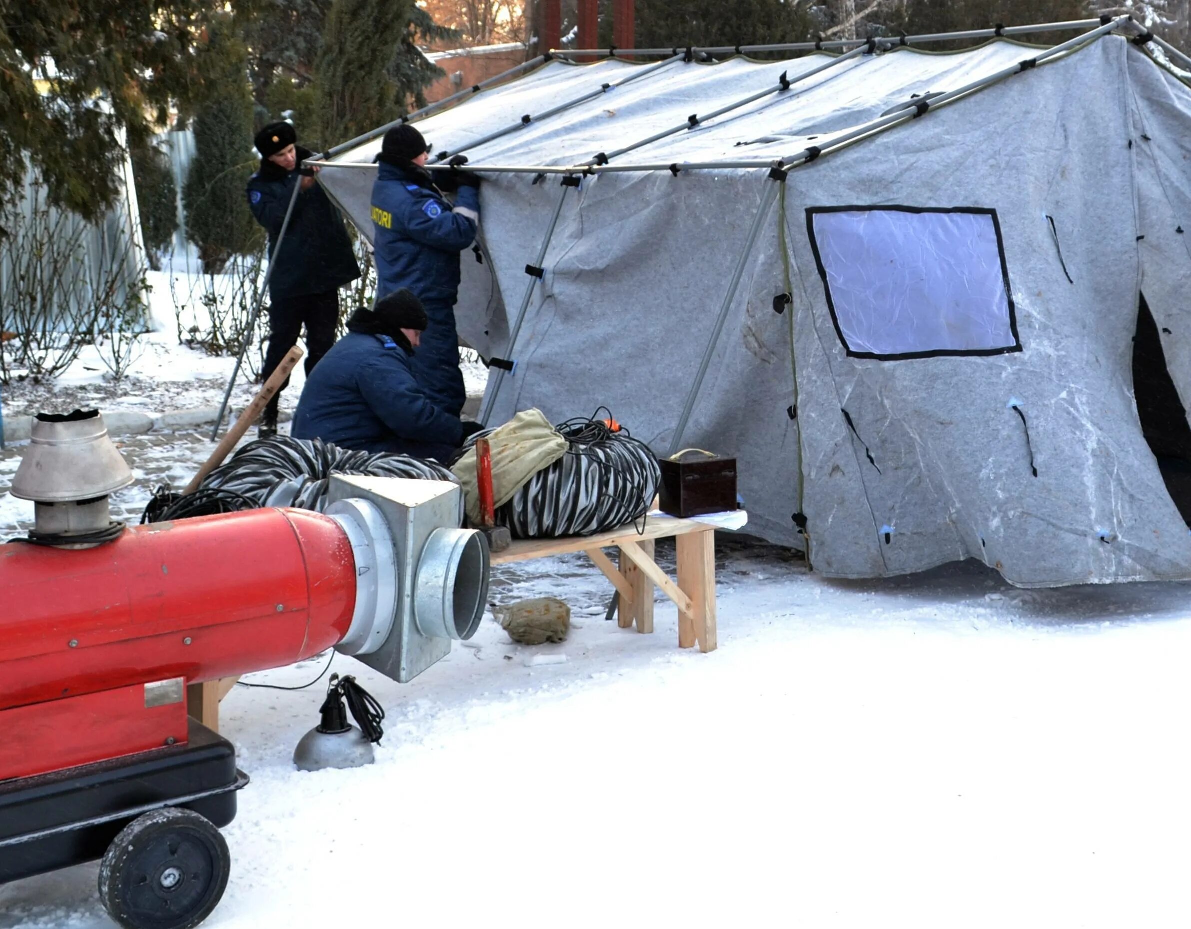 Отопление зимней палатки. Отопление палатки зимой. Обогреватель в палатку для зимней рыбалки. Отапливаемая палатка. Зимняя палатка обогрев