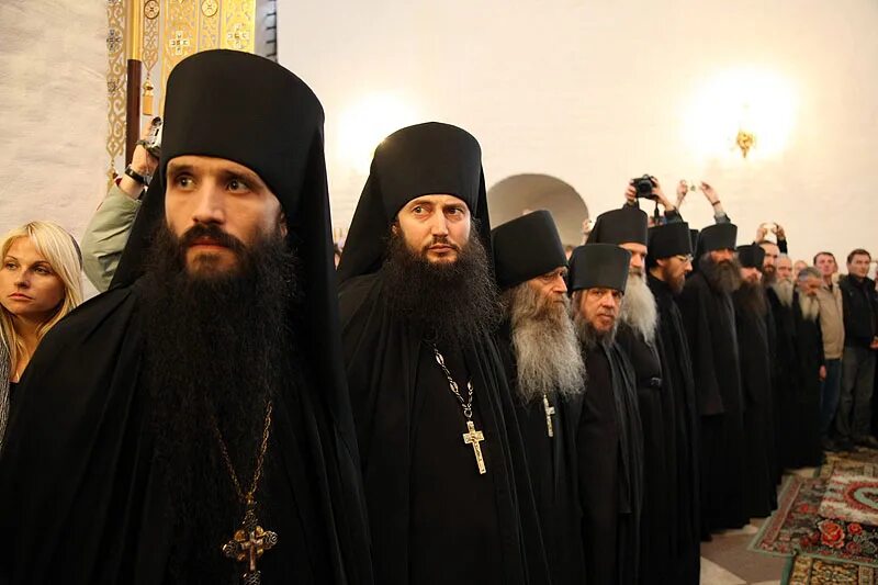 Монахи секты. Много людей в капюшонах. Люди в черных балахонах. Францисканцы капуцины. Буддийский монах тхеравада.