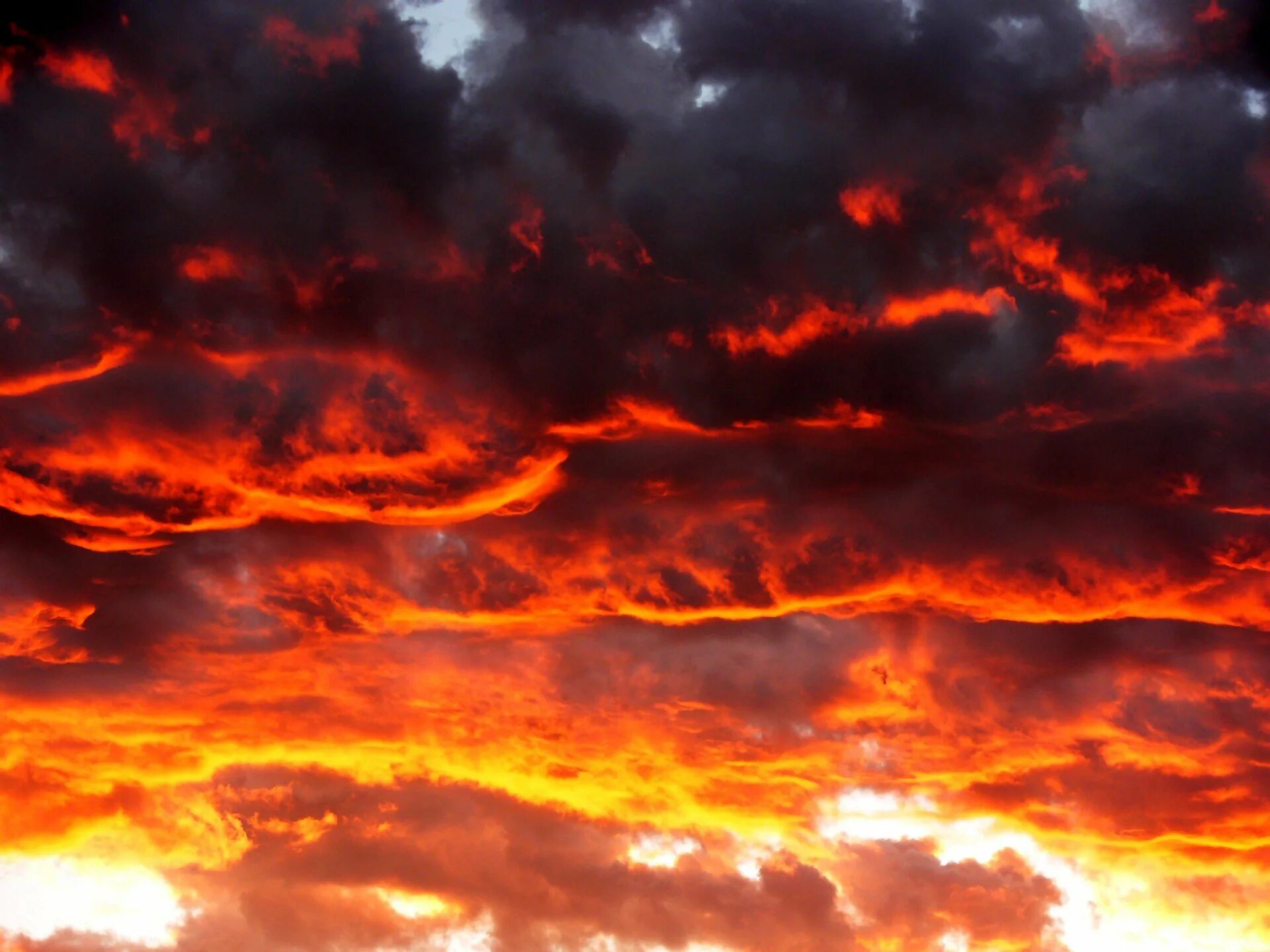 Есть красное облако. Огненное небо. Красные облака. Красное небо. Огненные облака.