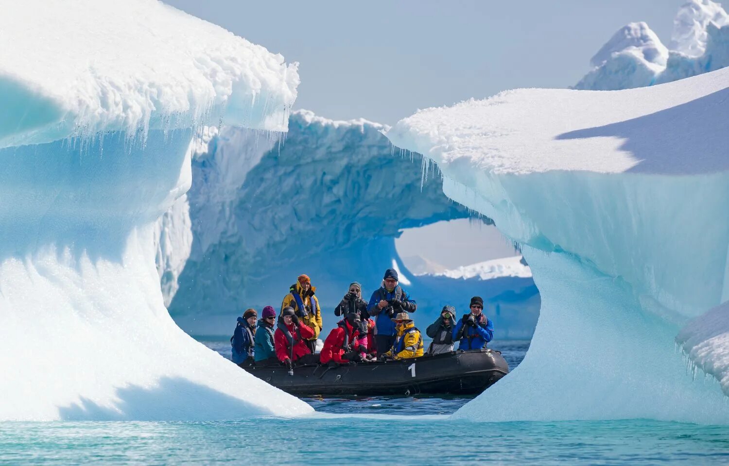 Антарктида путешествие цена. Magellan Explorer Antarctica. Круиз в Антарктиду. Антарктида каяки. Путешествие в Антарктиду.