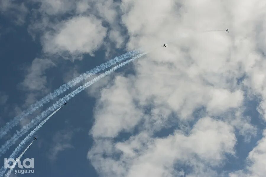 сильные хлопки в небе. круги в небе над крымом 14. миг 31 звуковой барьер. 03. учения феодосия круг в небе.
