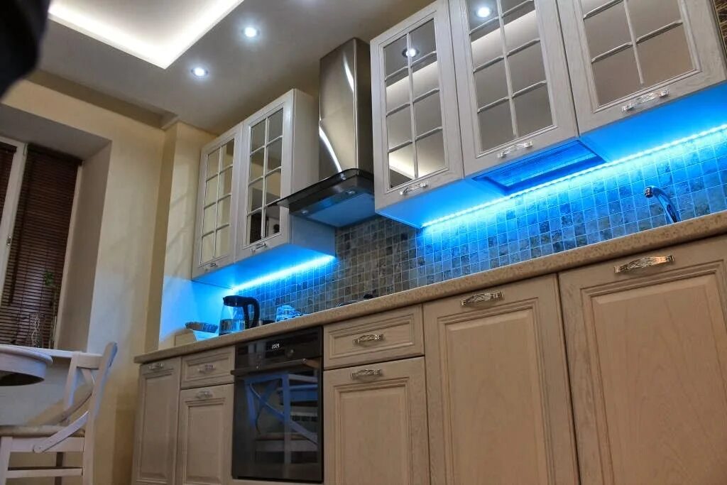 Кухня с подсветкой фото. Подсветка для кухни. Светодиодная подсветка для кухни. Подсветка кухонного гарнитура. Подсветка шкафов на кухне.