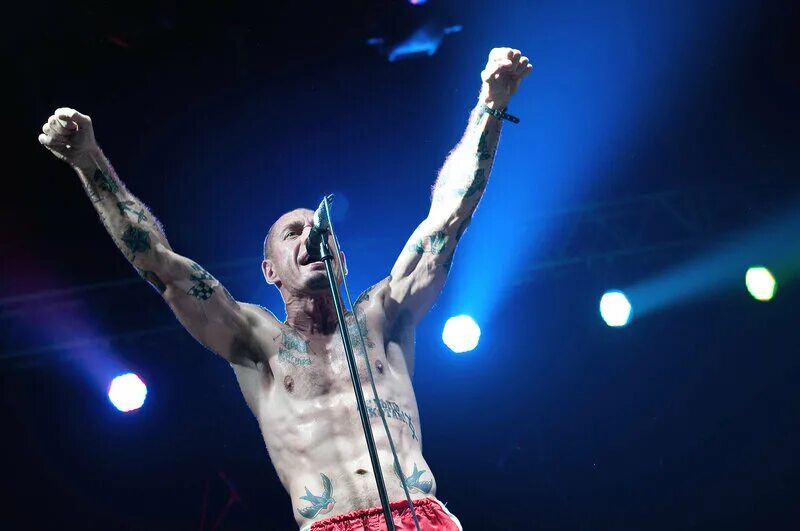 Ляпис трубецкой платье. Группа ляпис трубецкой. Ляпис трубецкой в платье белом. Ляпис трубецкой в платье. Ляпис трубецкой в платье.