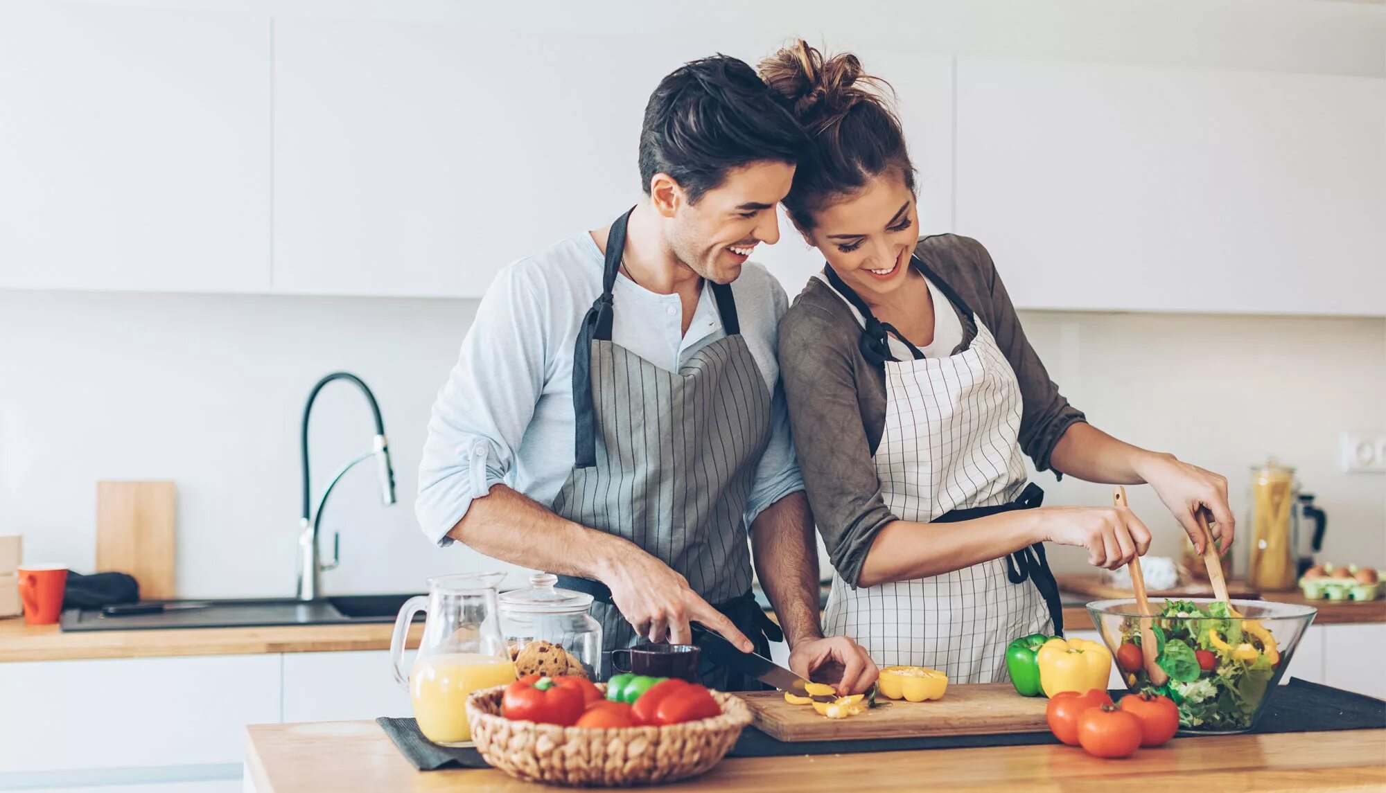 2 we in the kitchen. Готовим вместе. Совместная готовка. Вместе на кухне. Люди на кухне.