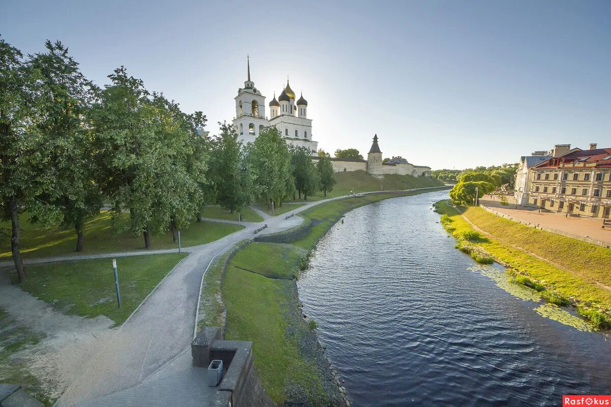 псковский кремль набережная. необычные фотографии пскова. псков в мае. псковский кремль с высоты. псков пешеходный мост через пскову.