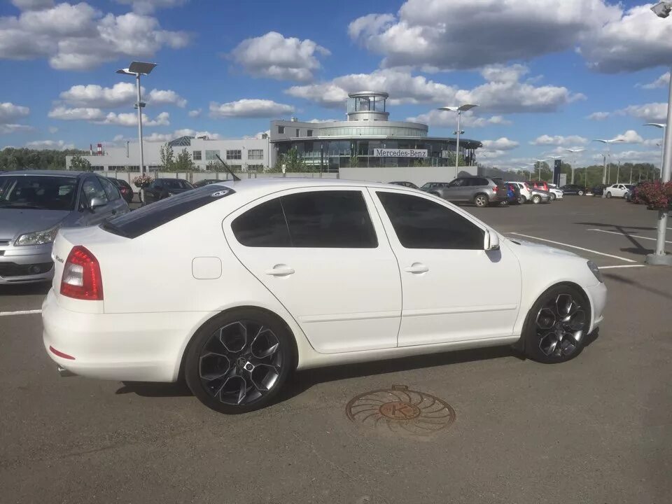 Колеса на шкоду октавию а5. Skoda Octavia a5 r17. Шкода а5 на 20 дисках.