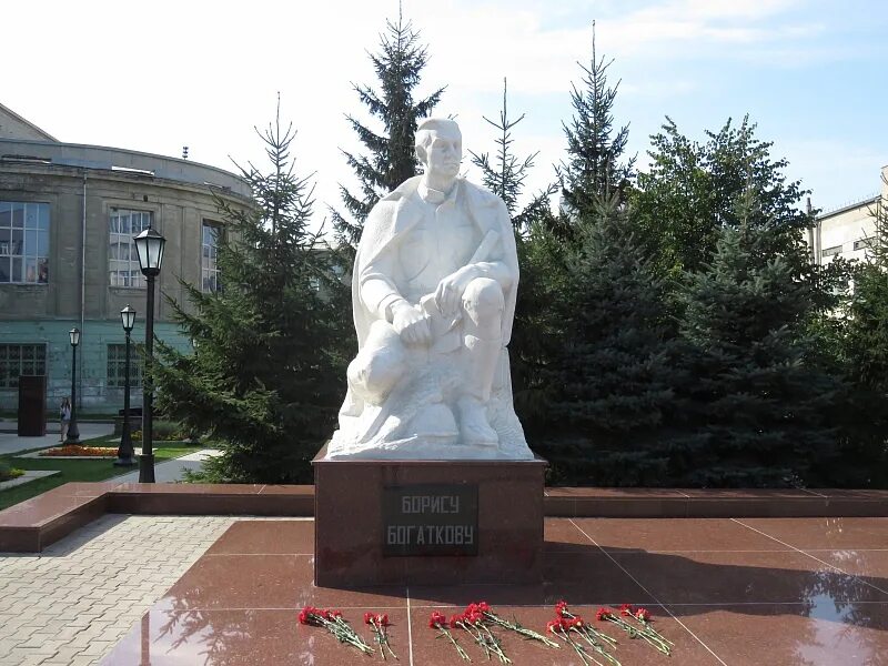 Памятник бориса богаткова. Памятник богаткову новосибирск. Памятник бориса богаткова. Памятник борису богаткову в новосибирске. Памятник бориса богаткова.