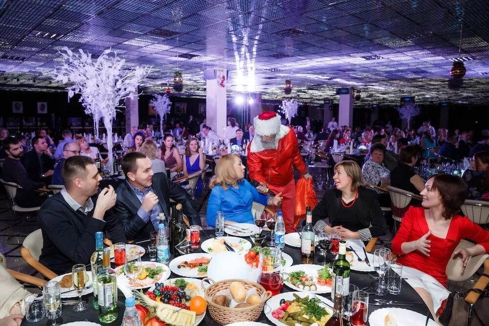 Корпоратив в кафе. Люди в ресторане. Встреча нового года в ресторане в москве. Новогодний ресторан в москве. Ресторан christian москва.