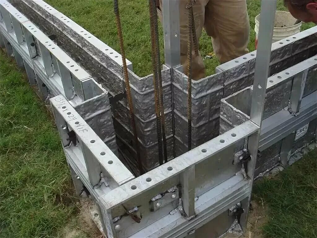 Опалубка для ленточного фундамента забора. Опалубка для ленточного фундамента под забор. Опалубка для заливки фундамента. Опалубка для фундамента забора. Опалубка из досок для фундамента.