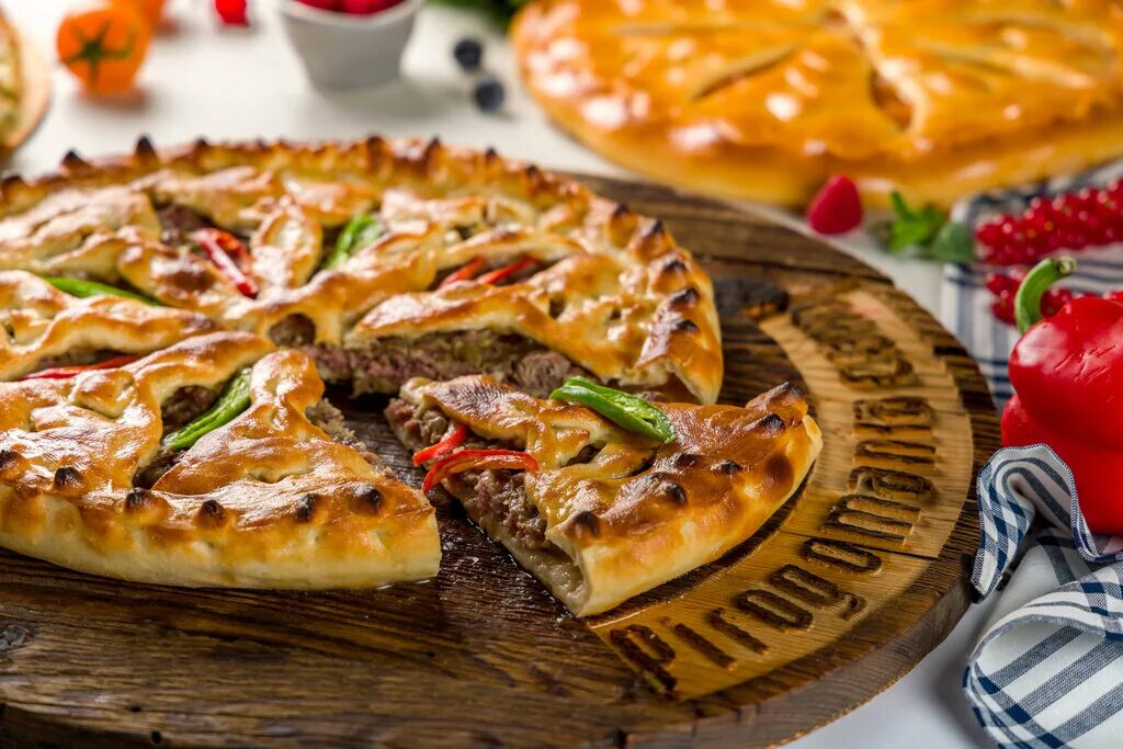 пирогомания осетинские пироги. пирогомания. осетинский пирог с мясом фыдджын. Pirogomania logo. пироги осетии пирогомания семеновская площадь 7.