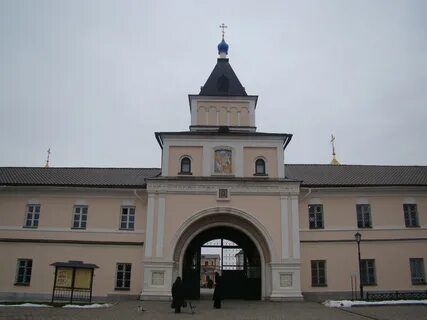Святые врата монастыря