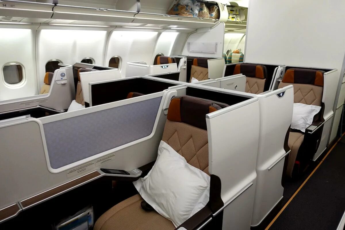 Аир класс. Oman Air Business class a330. Oman Air бизнес класс 330. Oman Air a330 салон. Egypt Air a330 бизнес класс.