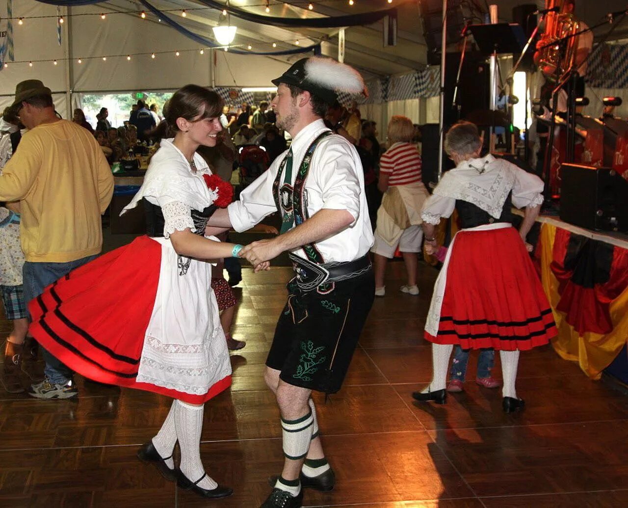 Немецкий национальный танец. Немецкая Национальная одежда. Чешский национальный танец. Баварский танец. Чешская полька