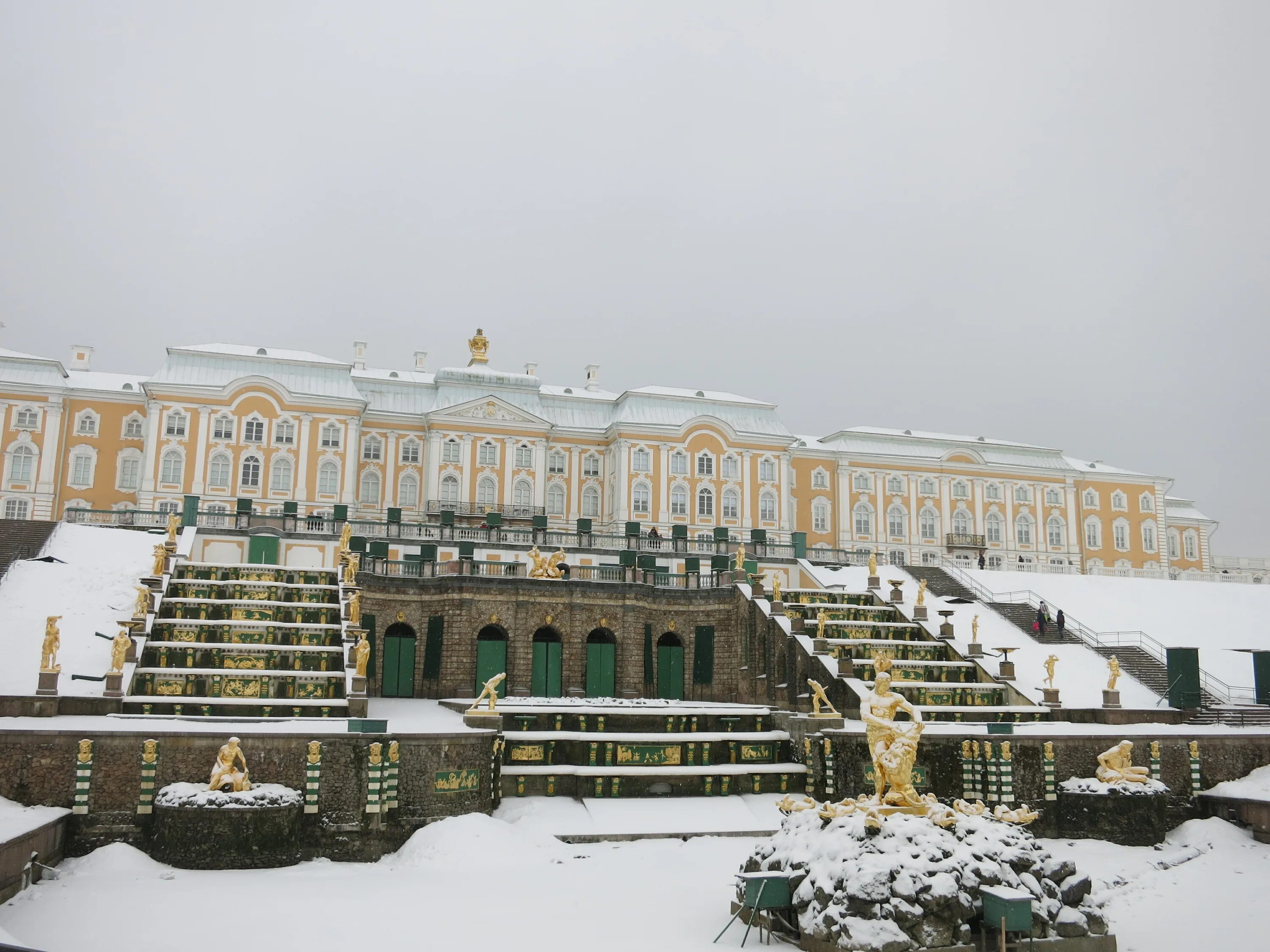 Петергоф большой дворец зимой. Петергоф зимний дворец. Зимний петродворец в санкт-петербурге. Петергоф дворец зимой. Дворцы петергофа зима.