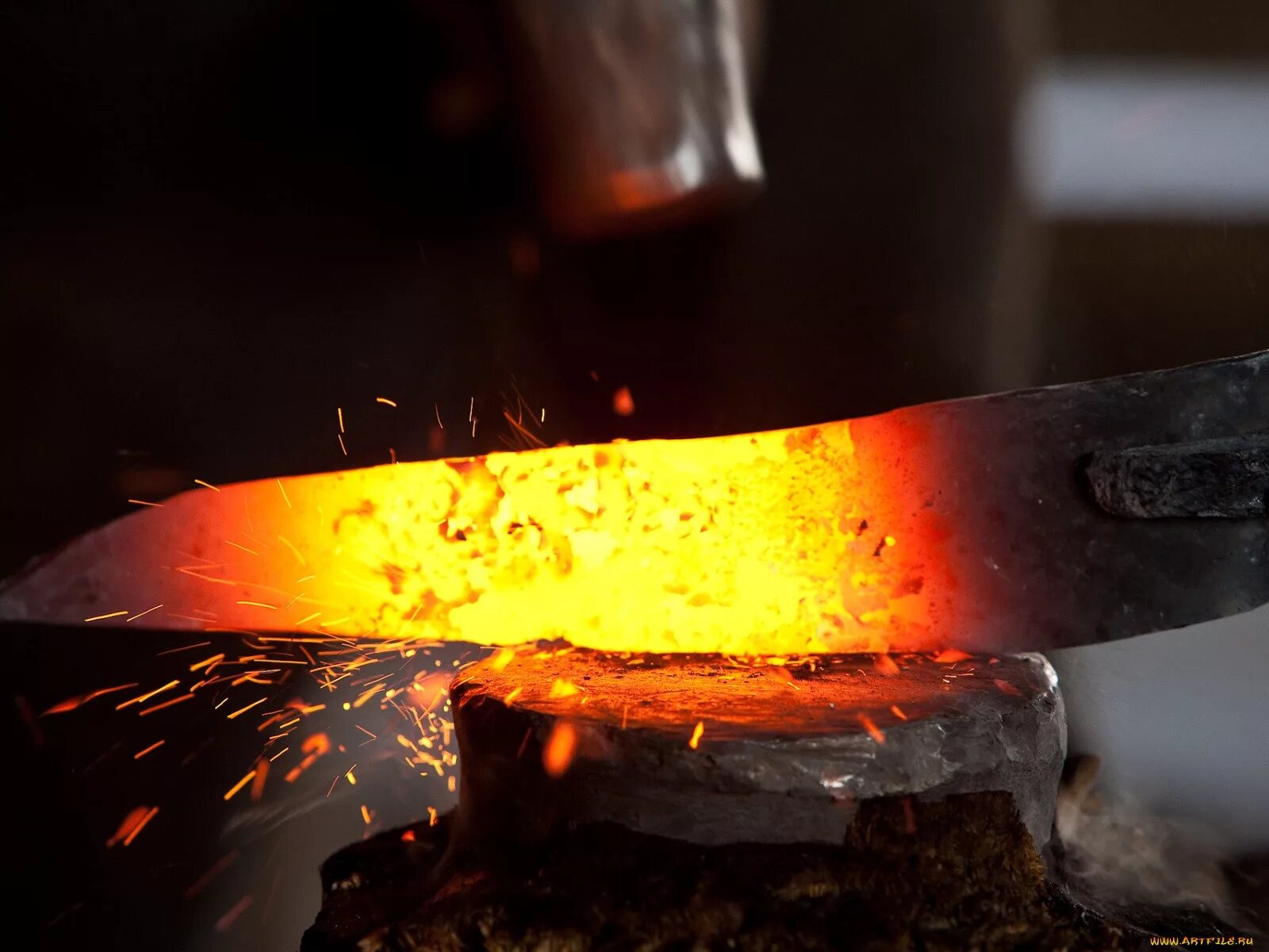 Кусок металла. Раскаленное железо. Раскаленное железо. Жкх газ. Газовая плита огонь.