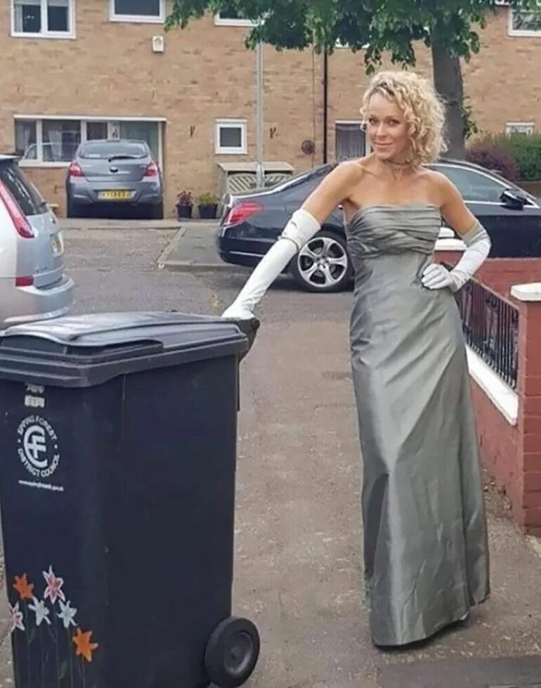 Платье с мусорки. Девушка выносит мусор. Девушка в Вечернем платье на мусорке.