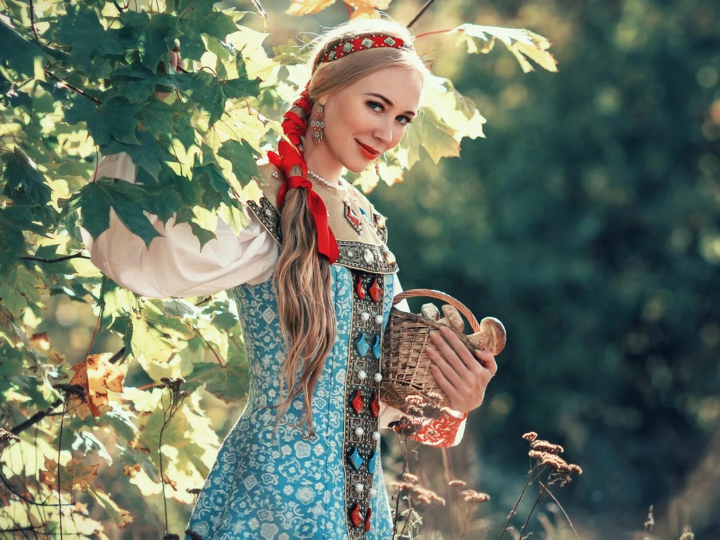 Красивая дивчина в лесу