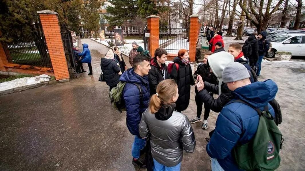 Почему эвакуируют города. Эвакуация в школе. 10 школа эвакуация. эвакуация школ в петропавловске камчатском. кукуевки эвакуируют.