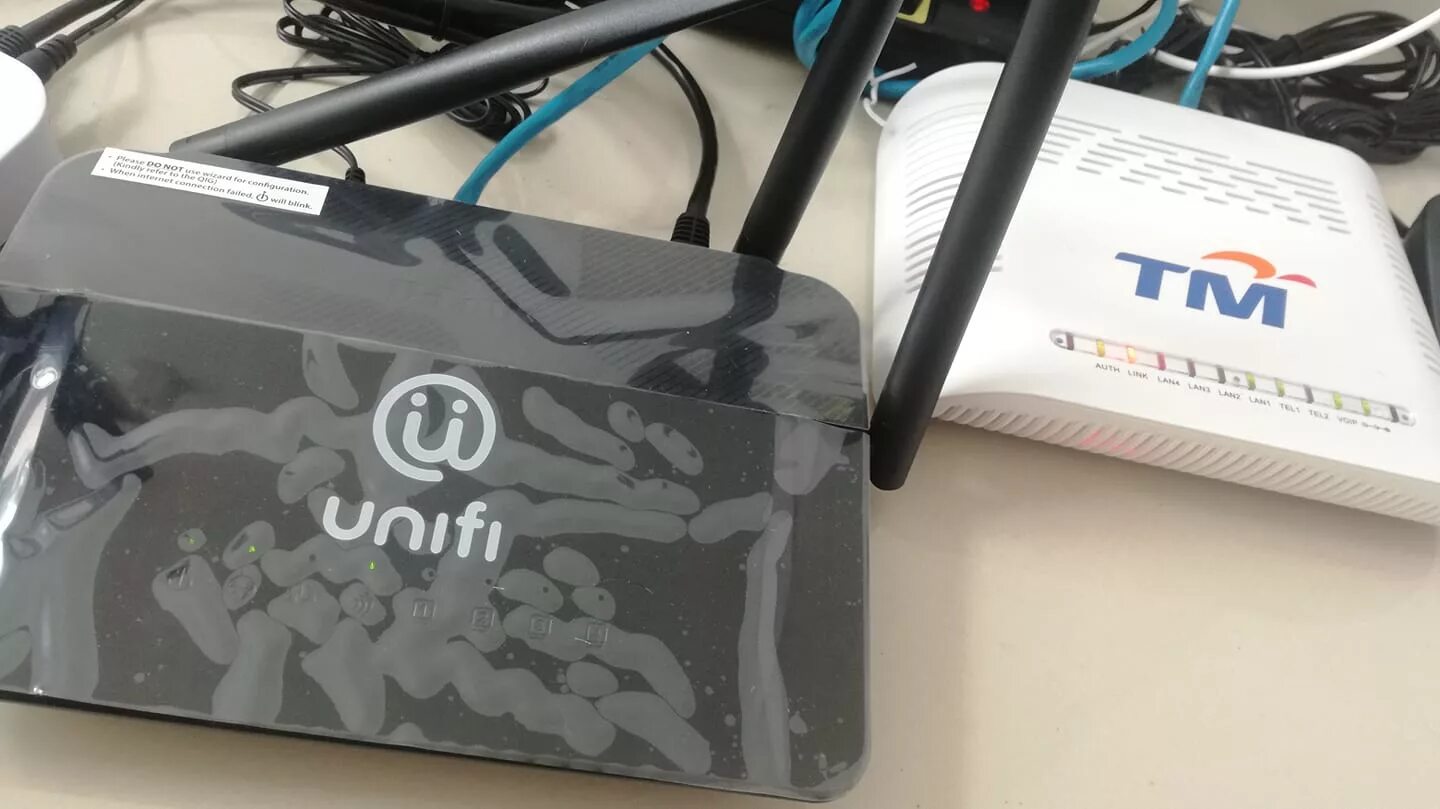 Ubiquiti unifi ap ac pro. Юниф. Wi-fi точка доступа edimax oap1300. Кросслет крест на одежде. Ubiquiti uap-ac-pro.