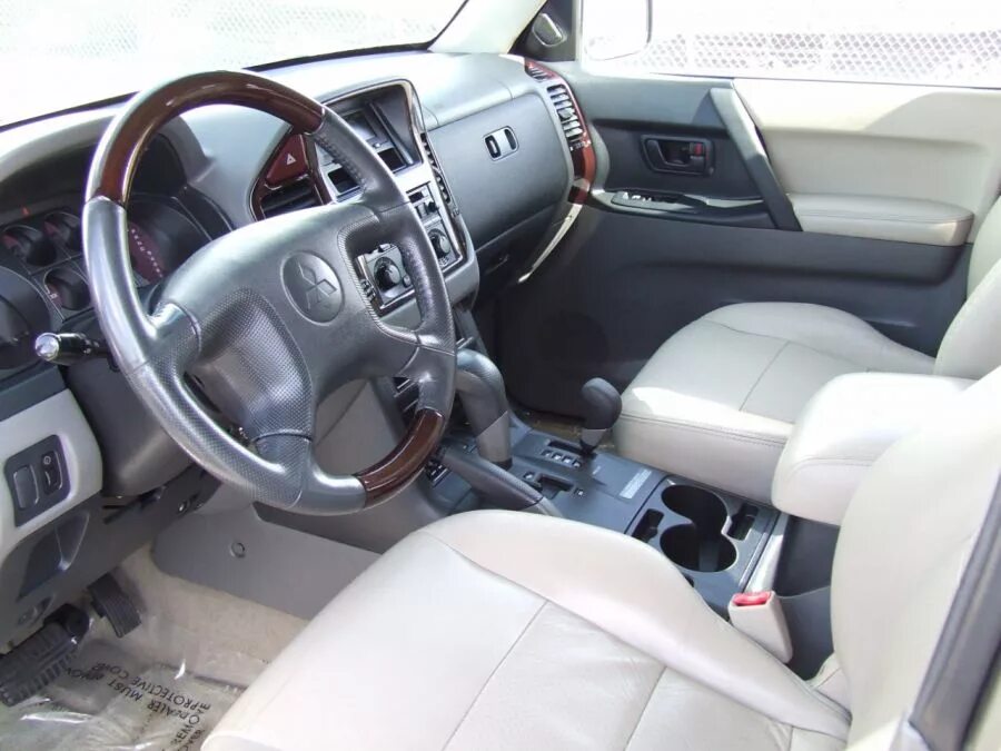 Mitsubishi montero 2001. Митсубиси Монтеро 2001 года. Mitsubishi Montero 2002 салон светлый. Mitsubishi Montero 2002 салон. Mitsubishi Montero 2003 салон.