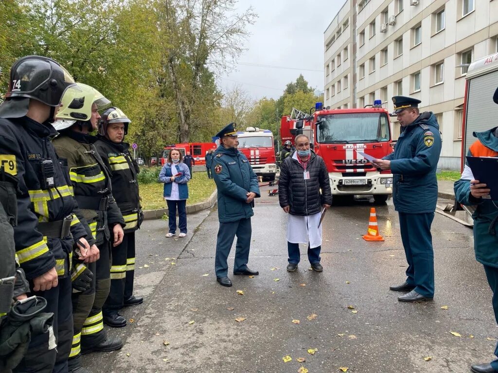 Московский пожарно спасательный. Пожарно спасательный отряд 207 Москва Сити. Московские пожарные. Пожарно-тактические учения. Учения МЧС В Москве.