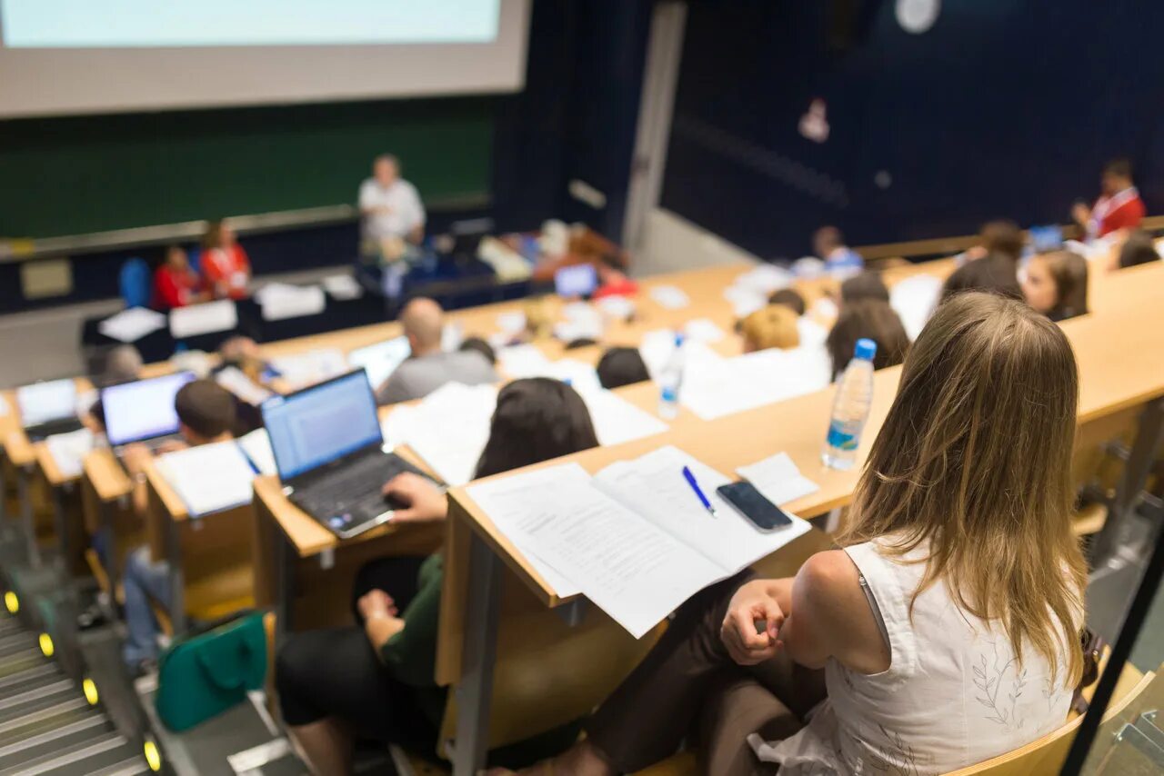 The students are the lecture. Лекция в вузе. Лекция в аудитории. Учеба аудитория. Занятия в университете.