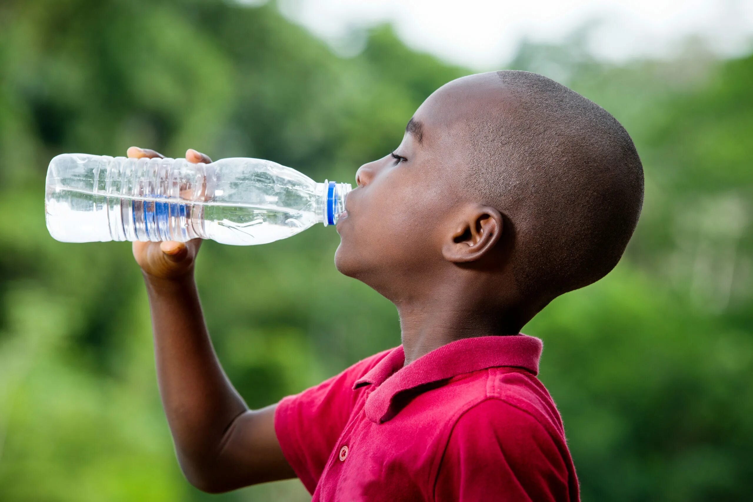 Африканский мальчик пьет воду. Чёрный мальчик пьёт воду. Выпил плохую воду