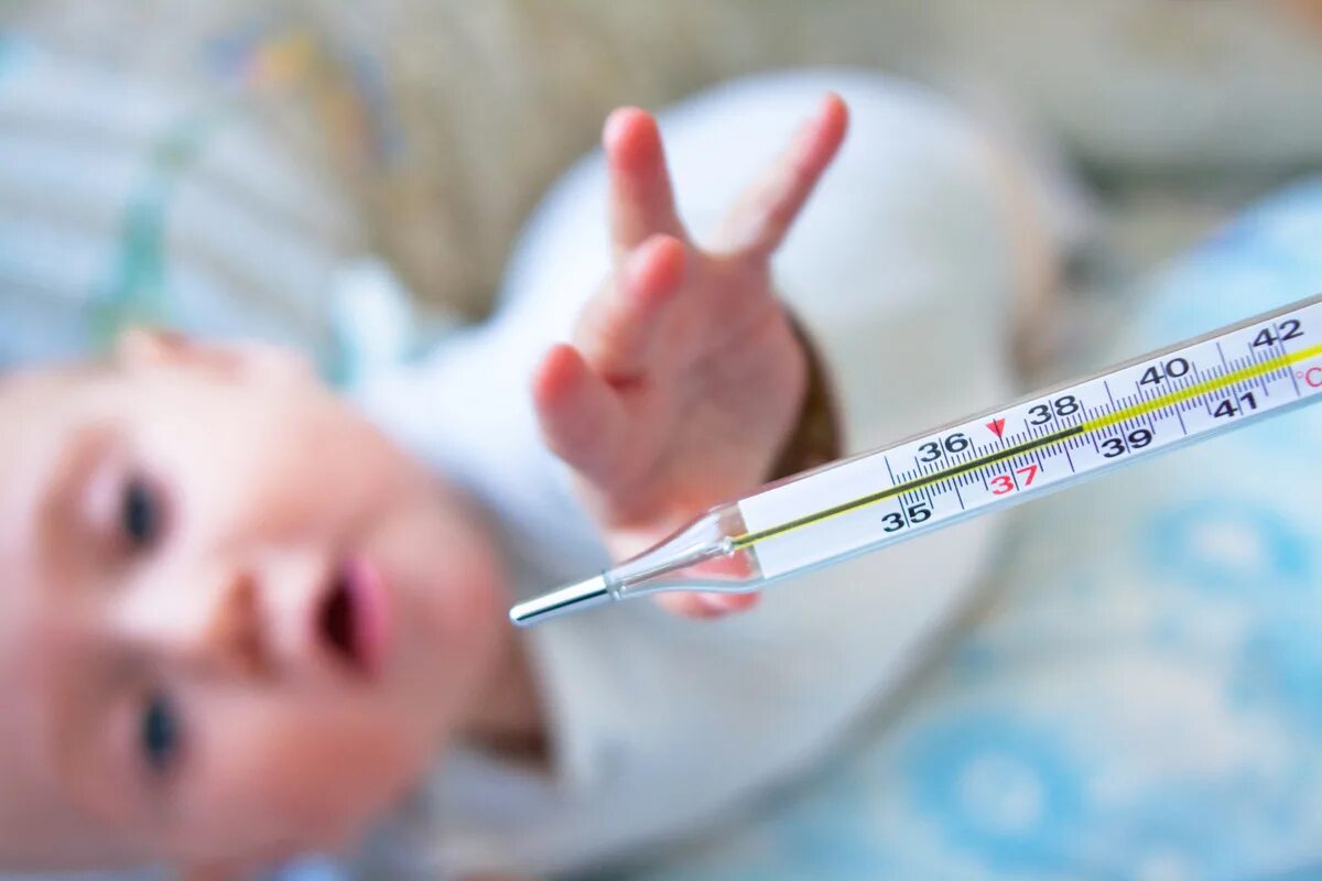 Вакцина повышение температуры. Ребенок с градусником. Повышение температуры тела. Температура у ребенка. Повышение температуры тела у ребенка.