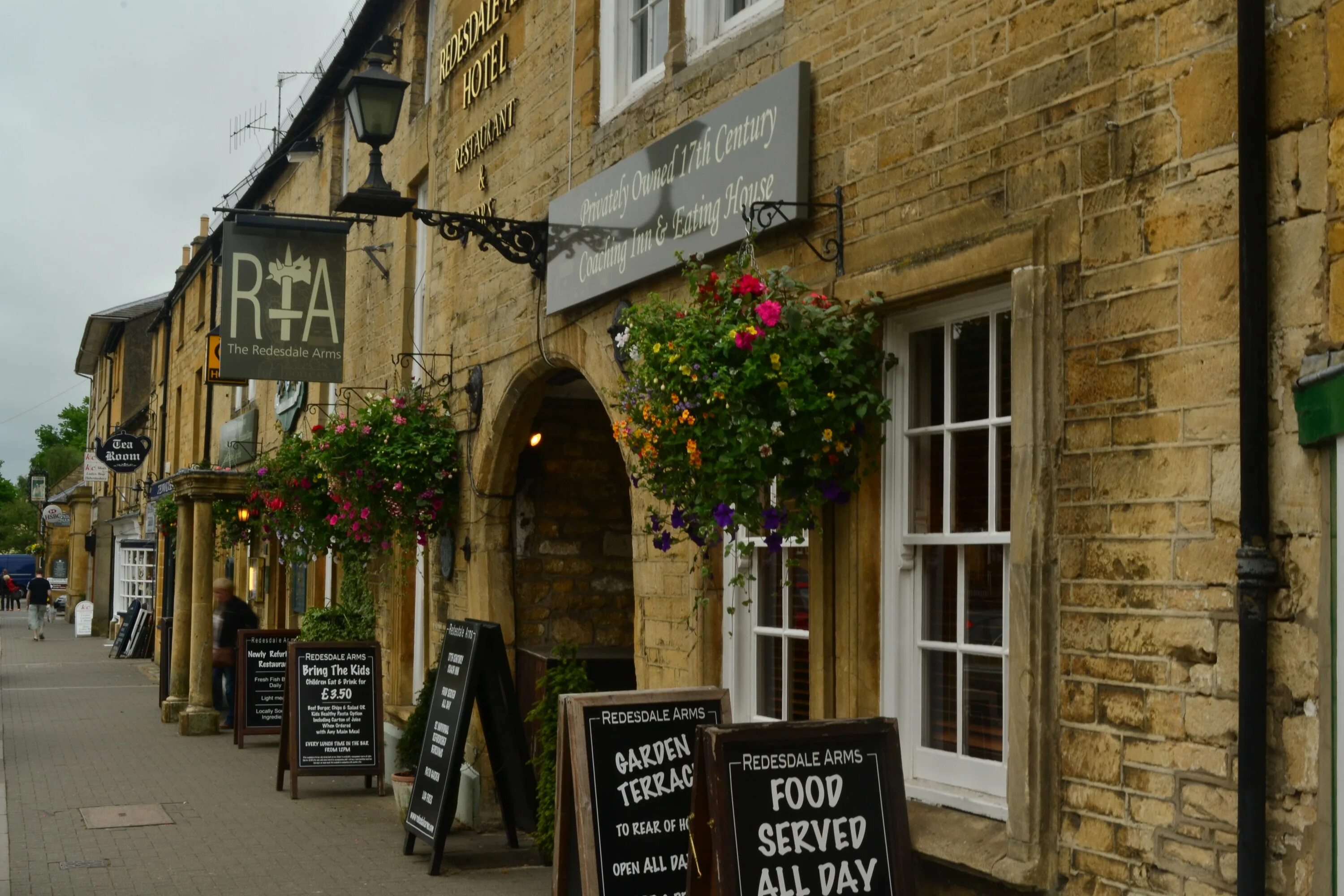 Great village. Pubs in great Britain. Cotswold Village. Great Britain Marsh. Surrey Cotswald где красивее.