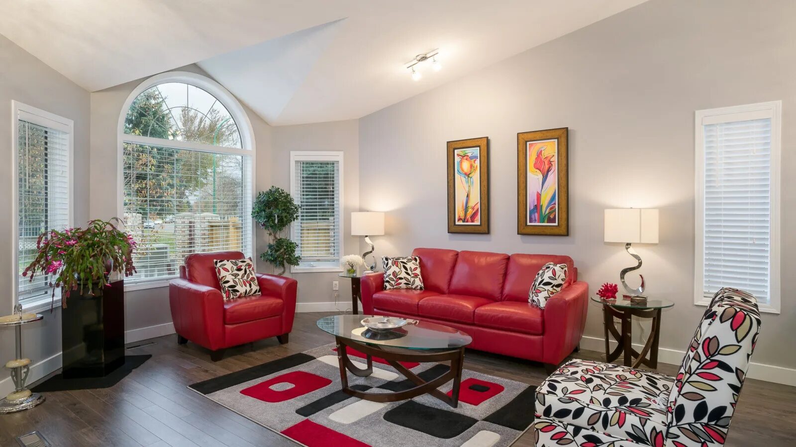 Мягкая мебель. Маленькая гостиная с креслами. Диван и кресло разных цветов в интерьере. Диван и кресло в интерьере гостиной. Диван и кресло в интерьере гостиной.