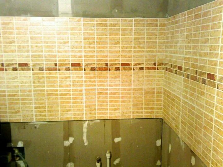 Укладка плитки в новосибирске. Ремонт кухни укладка плитки. Укладка плитки на кухне на пол. Пол из плитки на кухне. Укладка плитки на кухне.