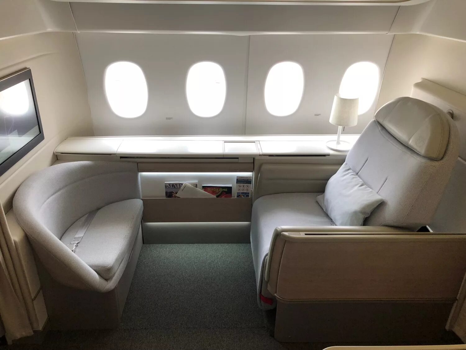 Аир класс. Air France 777 Business class. Air France first class a380. А380 Эйр Франс внутри. Первый класс АИР Франс.