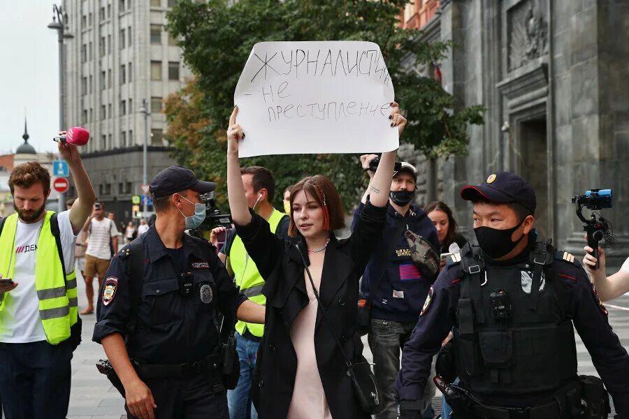 Телеканал дождь. Телеканал дождь иноагент. Телеканал дождь студия. Телеканал дождь латвия. Телеканал дождь.